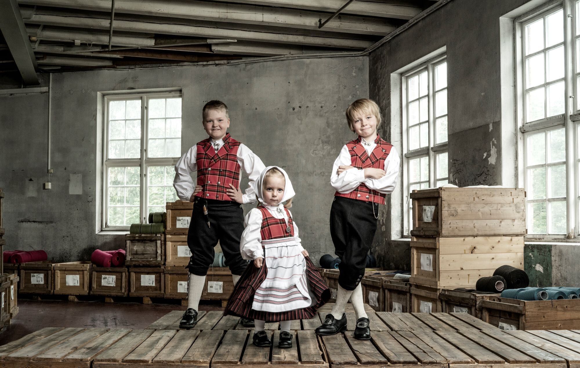Jentene er kledd i Rondastakk med rutaliv og gutane i guttebunad frå Gudbrandsdalen med rutavest
