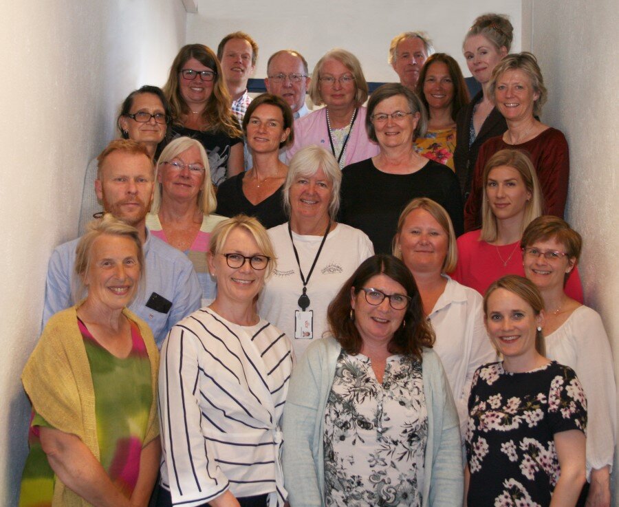 Bilde av prosjektgruppa: 1. rad: Anna Haug (NMBU), Marianne Skov Markussen (Norilia), Mette Juberg (KLF), Hanne H. Havdal (Animalia)
2. og 3. rad: Harald Carlsen (NMBU), Gerd Vegarud (NMBU), Johanne Brendehaug (Tine), Solveig Uglem (Grilstad), Silje Harvei (NMBU), Mona Bjelland (Melk.no)
4.rad: Tove Devold (NMBU), Gyrd Omholt Gjevestad (Tine), Kristin Saarem (Nortura), Siv Skeie (NMBU)
5.og 6.rad: Eli Gjerlaug-Enger (Norsvin), Robert Kleemann (TNO), Frode Rise (UiO), Bjørg Egelandsdal (NMBU), Tor Lea (NMBU), Eli Grindflek (Norsvin), Gro Amdam (NMBU)
Catia Martins (NTNU) og Knut Rudi (NMBU) var ikke til stede da bildet ble tatt.